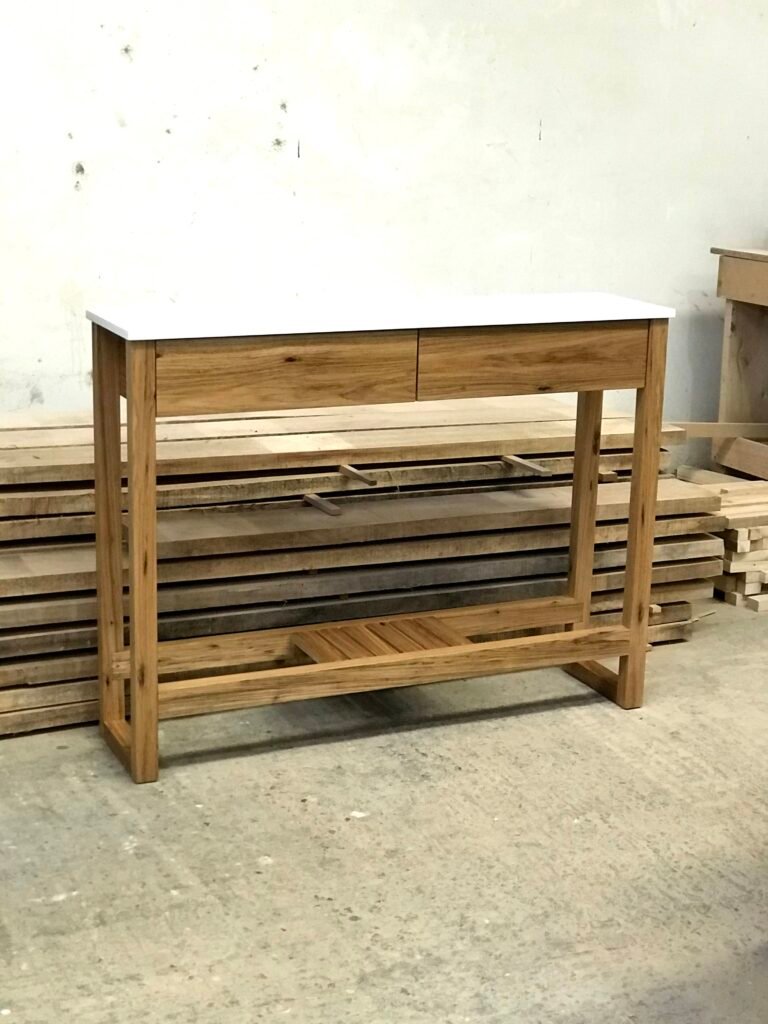 Recibidor en madera con dos cajones
