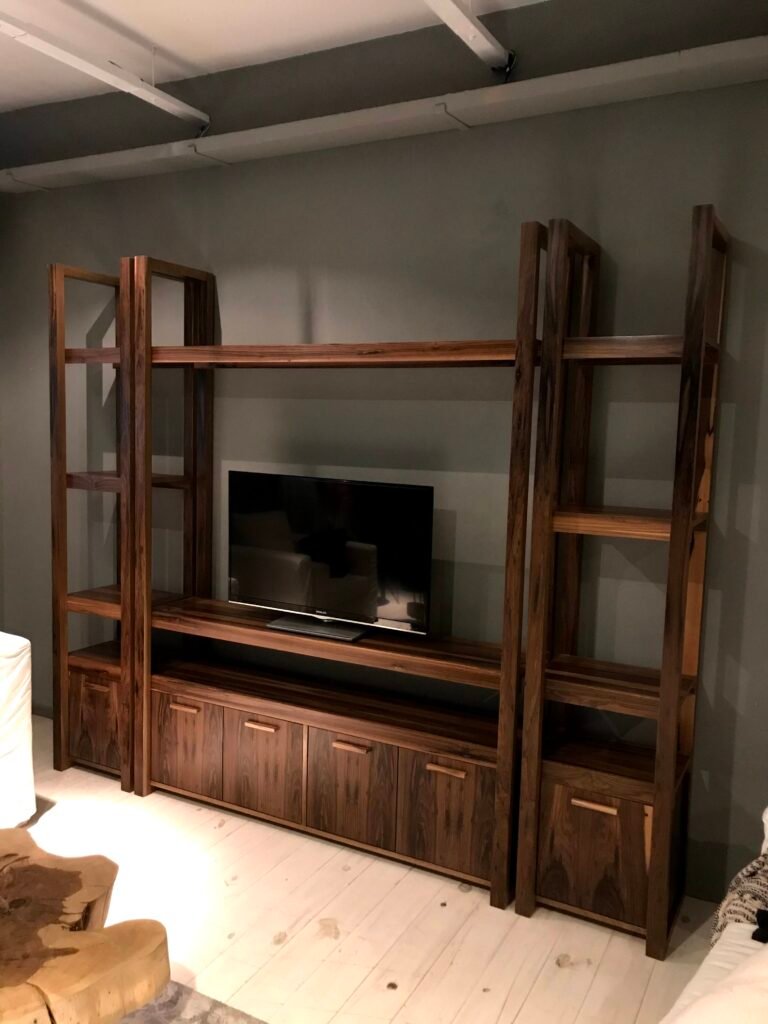 Rack de TV con espacio de guardado y estanterias