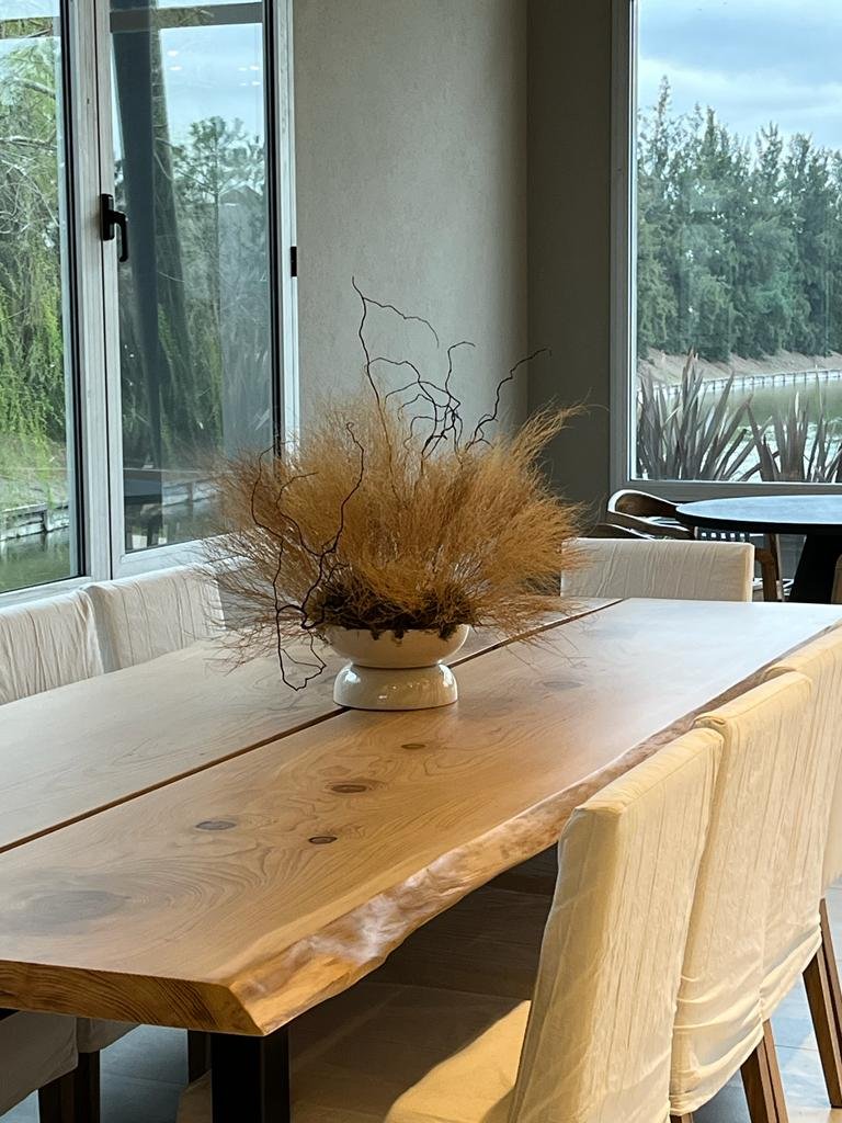 mesa interior madera con tapa de tronco base de hierro